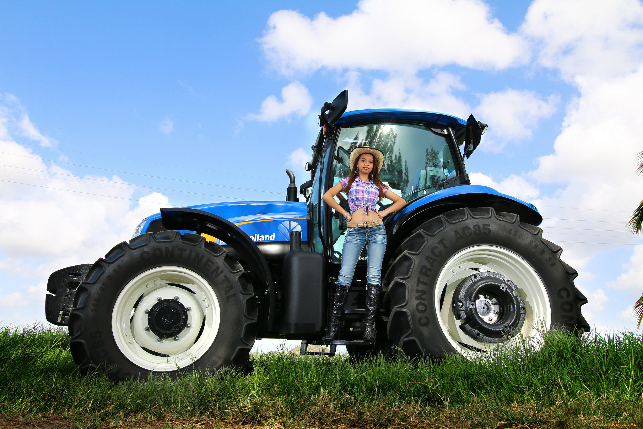 Hc tracktor. Трактор New Holland. Трактор Farmer 10286. New Holland t6070. Трактор Нью Холланд в поле.